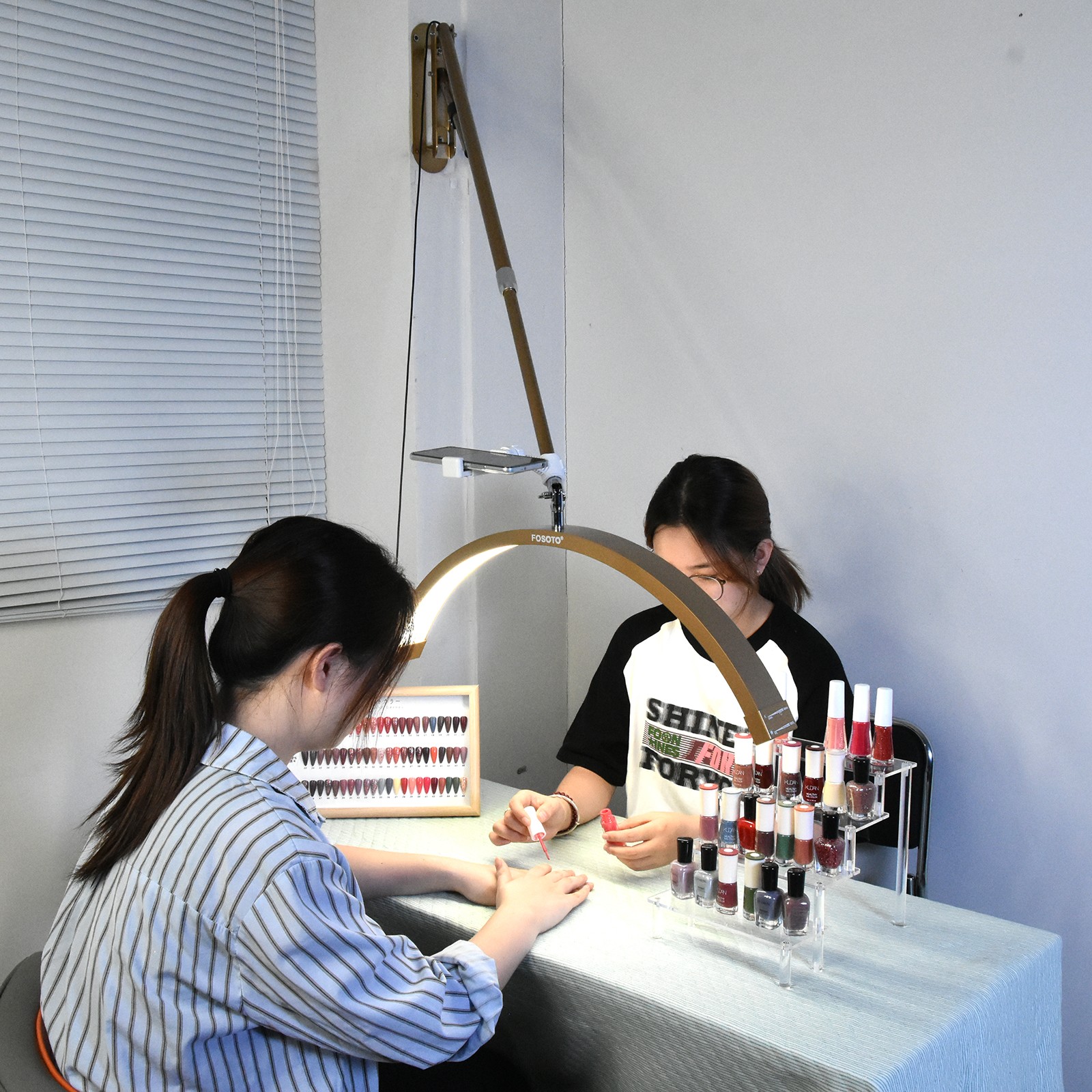 FOSOTO FT-Y18 Professional Wall-Mounted Beauty Light | Space-Saving Nail Tech Lamp
